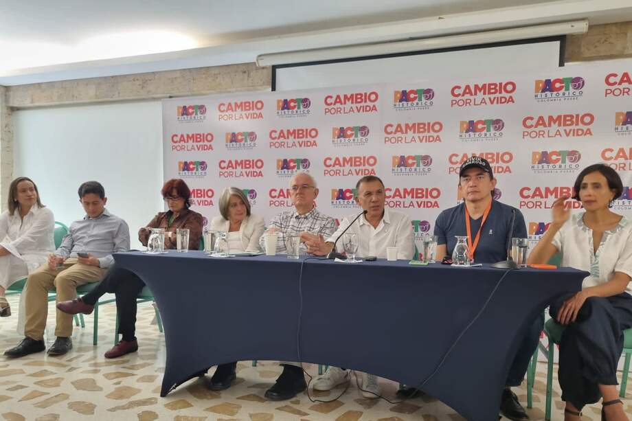 Al encuentro asistieron además algunos de los ministros que han sido designados por el presidente electo, Gustavo Petro.