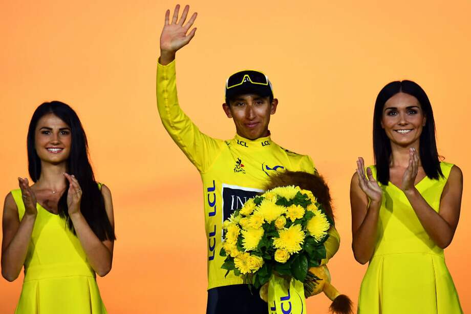 Egan Bernal celebra en el podio de París su primer título del Tour de Francia. / AFP