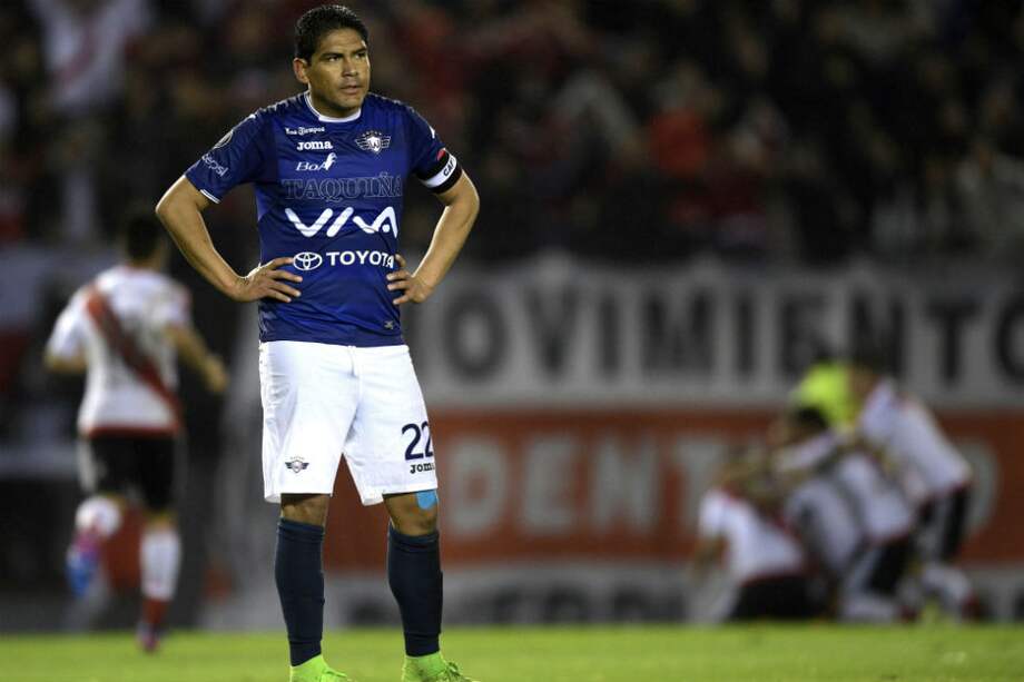 Edward Zenteno, defensor del Jorge Wilstermann, lamenta uno de los goles de River Plate. / AFP