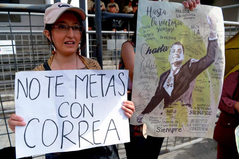 El presidente Rafael Correa se presentó al consulado de Ecuador en Bruselas. / AFP