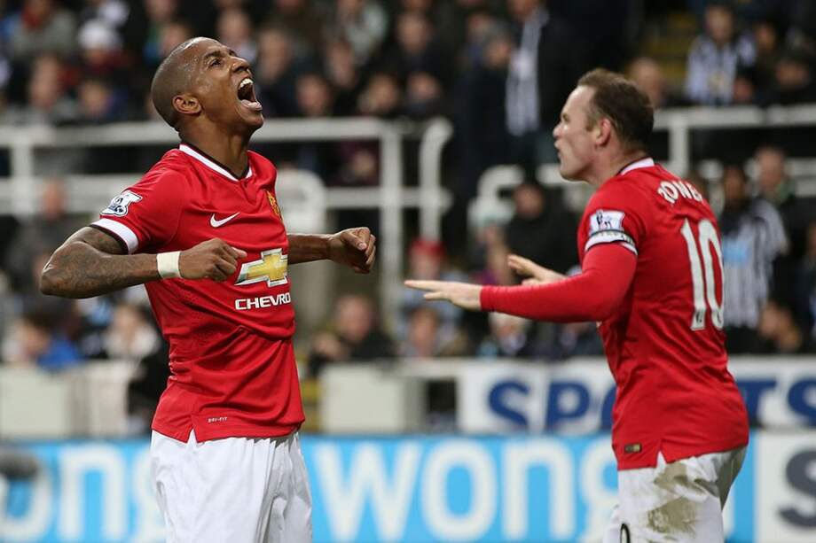 Ashley Young celebra el único gol del Manchester United en la victoria sobre Newcastle. Foto: AFP