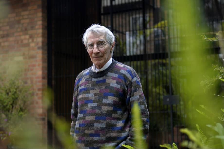 El pintor colombiano Juan Cádenas en su casa en Bogotá. / Jonathan Ramos