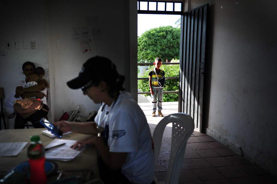 Un niño, inmigrante venezolano, espera para ser atendido por médicos de la patrulla aérea en Arauca. (imagen de referencia)