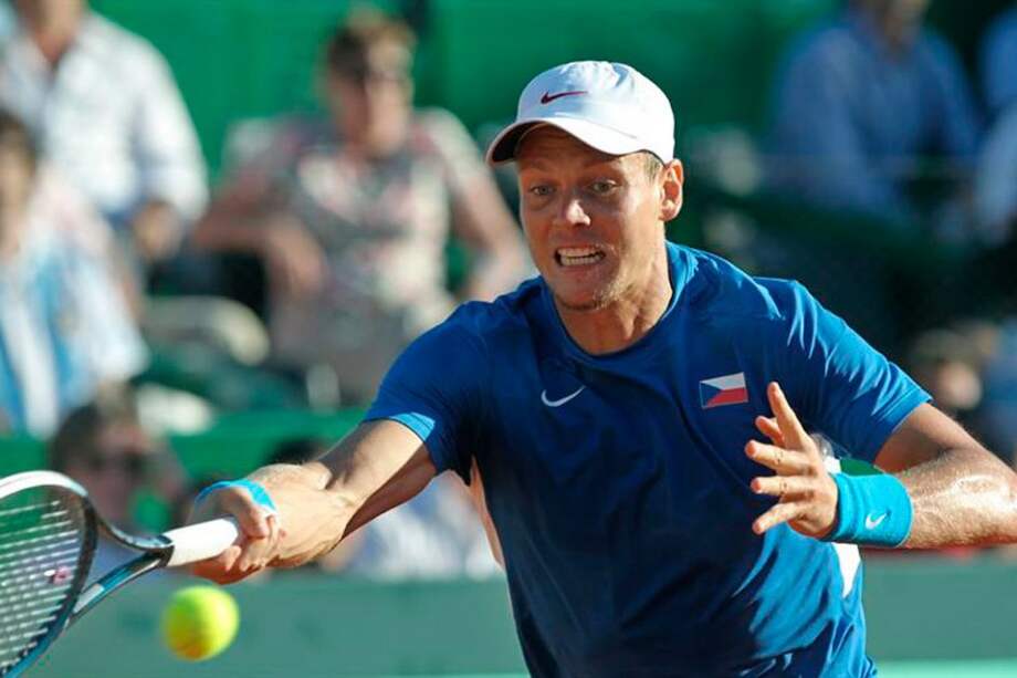 El checo Tomas Berdych devuelve la pelota ante el argentino Juan Mónaco. / EFE