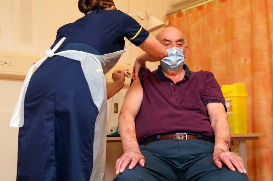 Brian Pinker fue la primera persona en Reino Unido en tener la vacuna contra el COVID-19 desarrollada por Oxford y AstraZeneca.