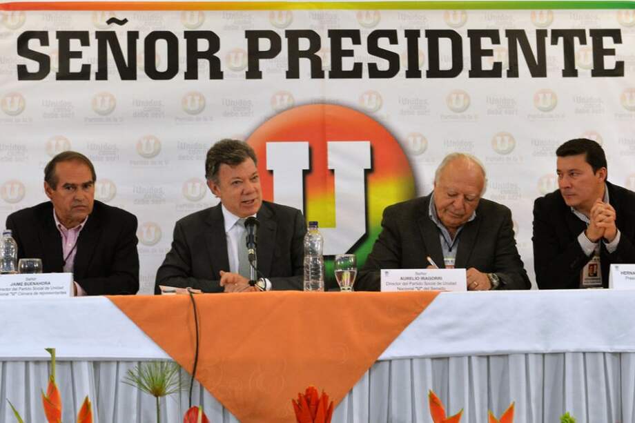 El presidente Juan Manuel Santos durante una reunión con el Partido de la U. Le acompañan el senador Aurelio Iragorri y el representante Jaime Buenahora, directivos de la colectividad, y el presidente de la Cámara de Representantes, Hernán Penagos.