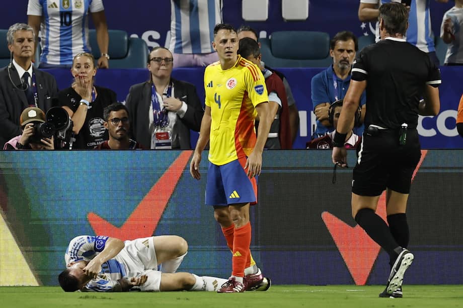 Lionel Messi de Argentina se lesiona en una jugada contra Santiago Arias.