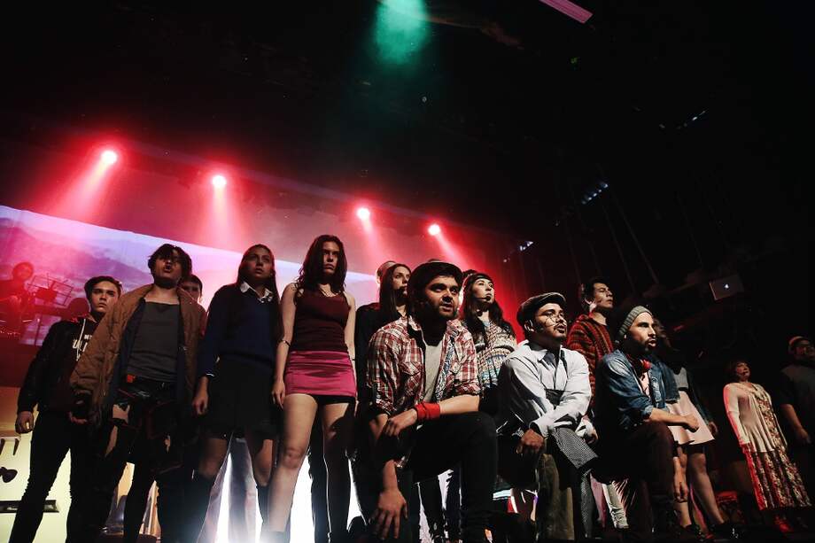 El grupo actoral del musical “Del caos al cielo” está integrado por más de 30 personas en escena. / Fotos: Cortesía Casa E