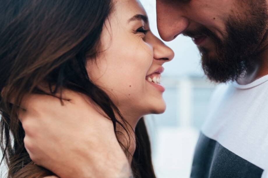 Pareja dándose un beso