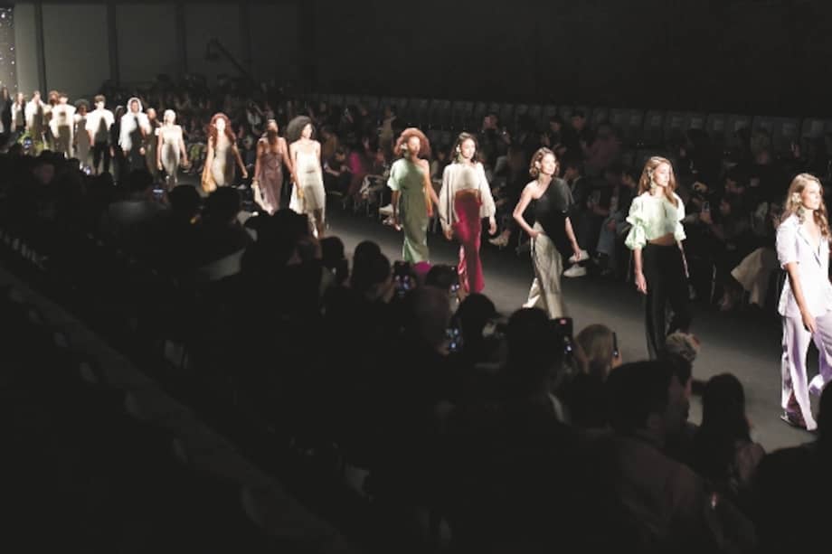 Imagen de la pasarela del colectivo sostenible, compuesto por las marcas DellaTerra, Madre Tierra, Paréntesis, Religare y Sientochenta. / Jose Vargas
