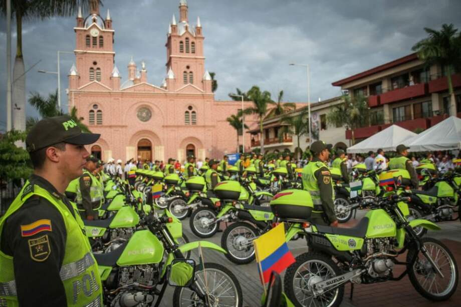 Policía de Buga recibió motocicletas y camionetas para reforzar la seguridad