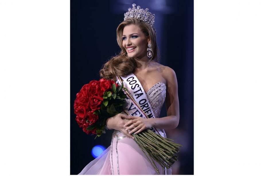 Migbelis Castellanos sonríe después de ser elegida como Miss Venezuela 2013 en Caracas Venezuela.