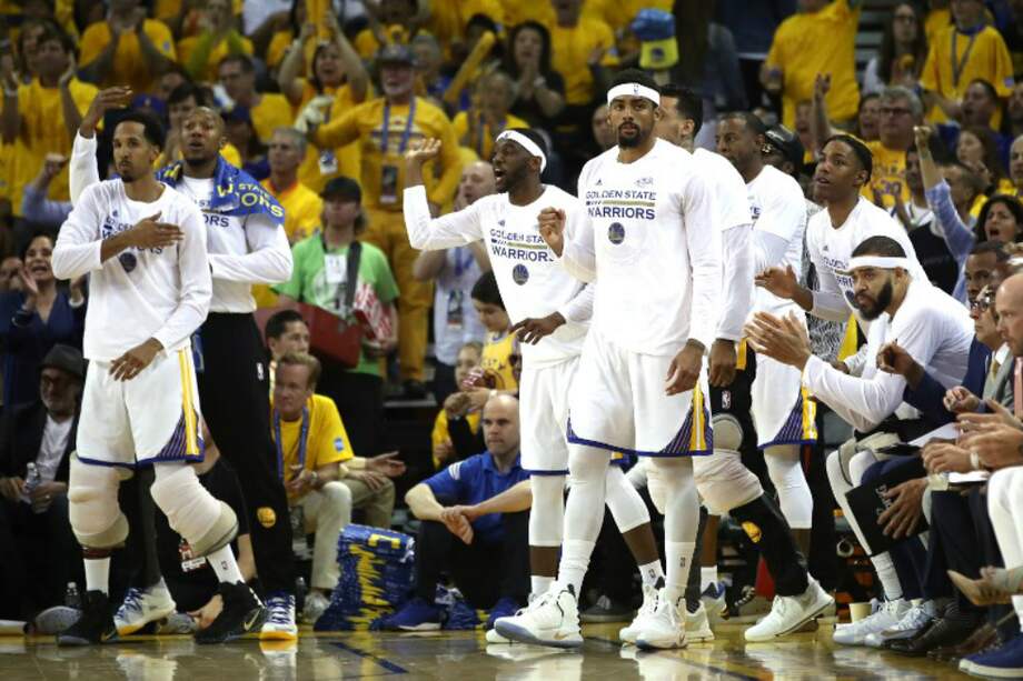 Los jugadores de los Warriors festejan el segundo triunfo en la serie final de la NBA. / AFP