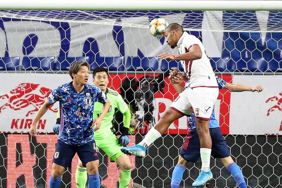 Salomón Rondón, delantero de la selección venezolana, cabecea un balón. / EFE