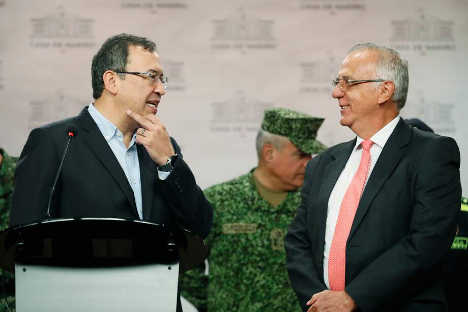 BOG400. BOGOTÁ (COLOMBIA), 04/01/2022.- El ministro del Interior de Colombia, Alfonso Prada (i) habla hoy, con el ministro de Defensa de Colombia, Iván Velásquez (d) durante una rueda de prensa en Bogotá (Colombia). El ministro del Interior de Colombia, Alfonso Prada, anunció este miércoles que el Gobierno suspendió "los efectos jurídicos" del decreto de cese el fuego bilateral anunciado con el Ejército de Liberación Nacional (ELN) después de que esta guerrilla indicara ayer que no hay ningún acuerdo y le pidió una "tregua verificable". EFE/Carlos Ortega