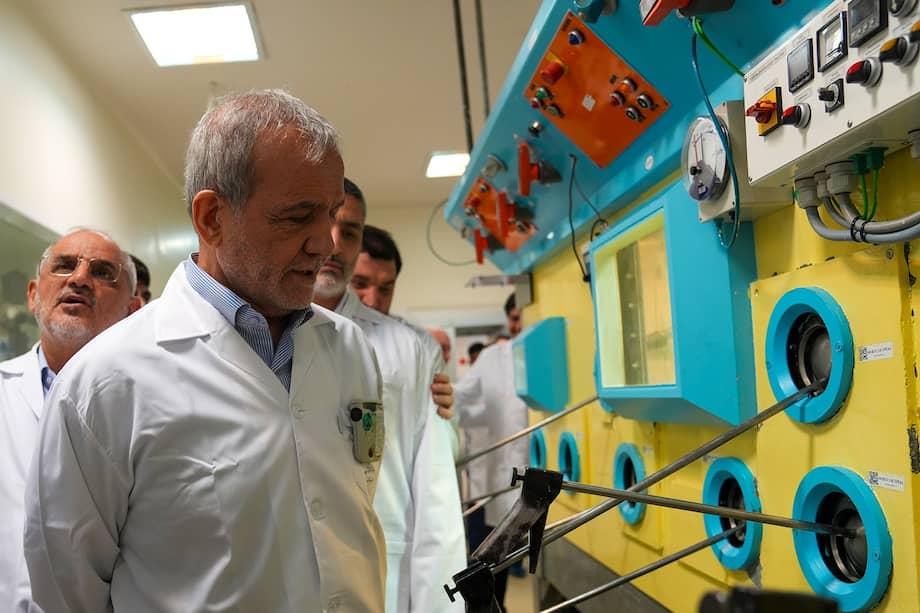 El presidente de Irán, Masoud Pezeshkian, durante una visita a la planta nuclear de Teherán en 2025.