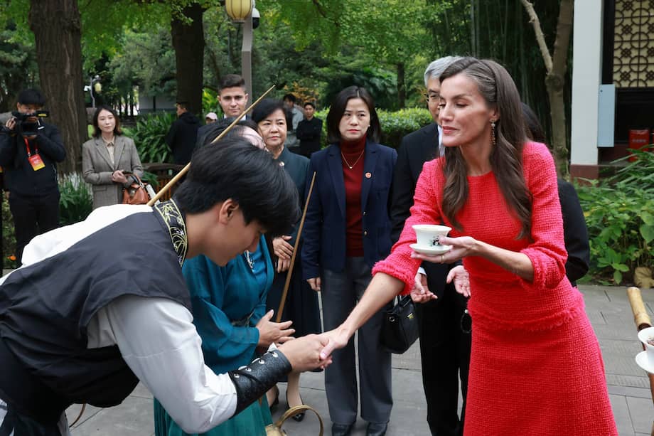 La reina Letizia preside un homenaje al poeta español Antonio Machado con motivo del 150 aniversario de su nacimiento y celebrado en el Parque Wangjianglou, uno de los lugares emblemáticos de la cultura en Chengdú y donde se concentran todas las especies de bambú de China. /EFE/Casa de S.M. El Rey/José Jiménez