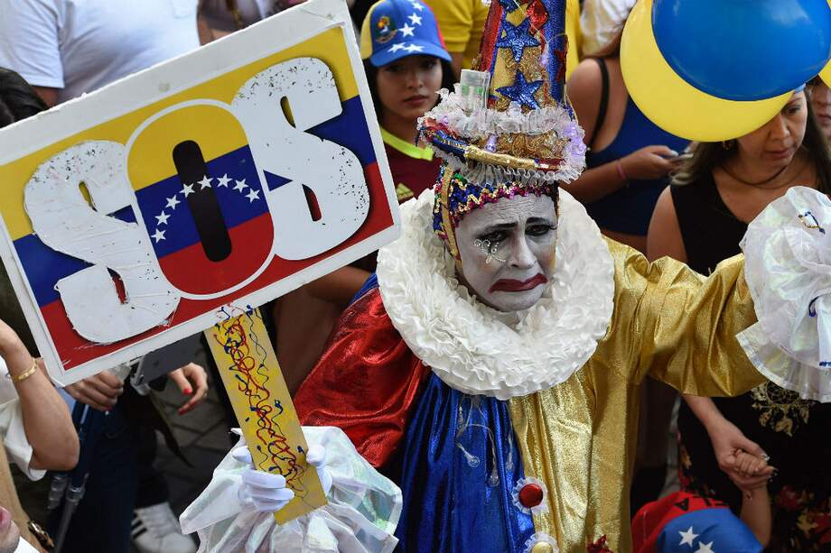 Asistentes intercambian música por medicinas este sábado, 22 de julio de 2018, en Caracas (Venezuela). / EFE