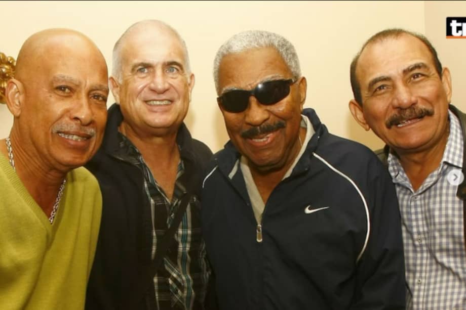 Rosario (primero a la izquierda) junto a Jerry Rivas, Rafael Ithier y Charlie Aponte.