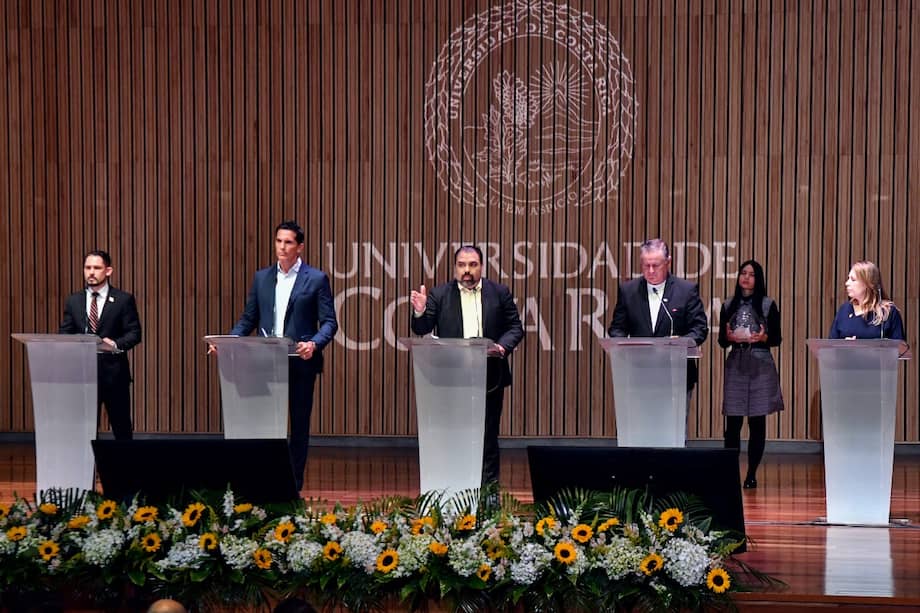 Candidatos presidenciales durante un debate en la Universidad de Costa Rica en San José el 19 de enero de 2026.