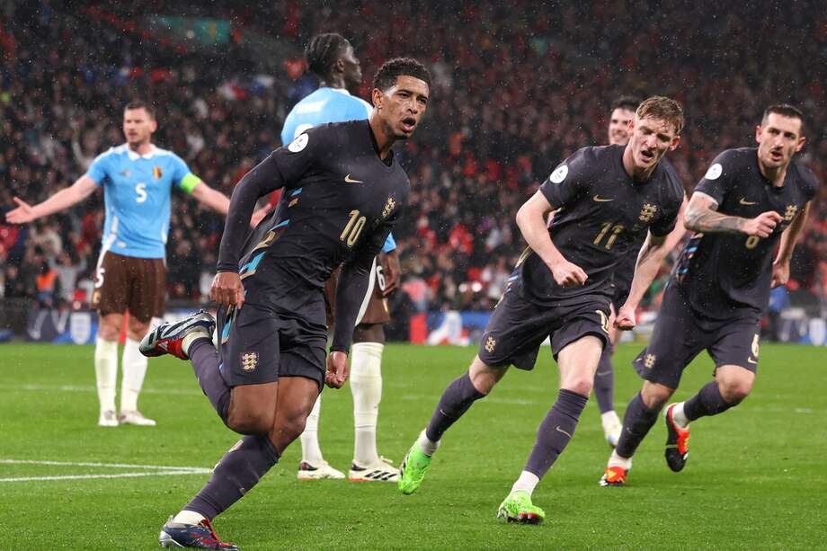 Jude Bellingham (frente) de Inglaterra celebra con sus compañeros de equipo después de anotar el gol del empate 2-2 durante el partido amistoso de fútbol internacional entre Inglaterra y Bélgica en Londres, Gran Bretaña, el 26 de marzo de 2024.