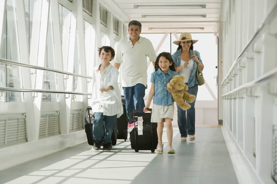 Si el menor de edad sale de Colombia acompañado por sus dos padres no se requerirá documento distinto del pasaporte.