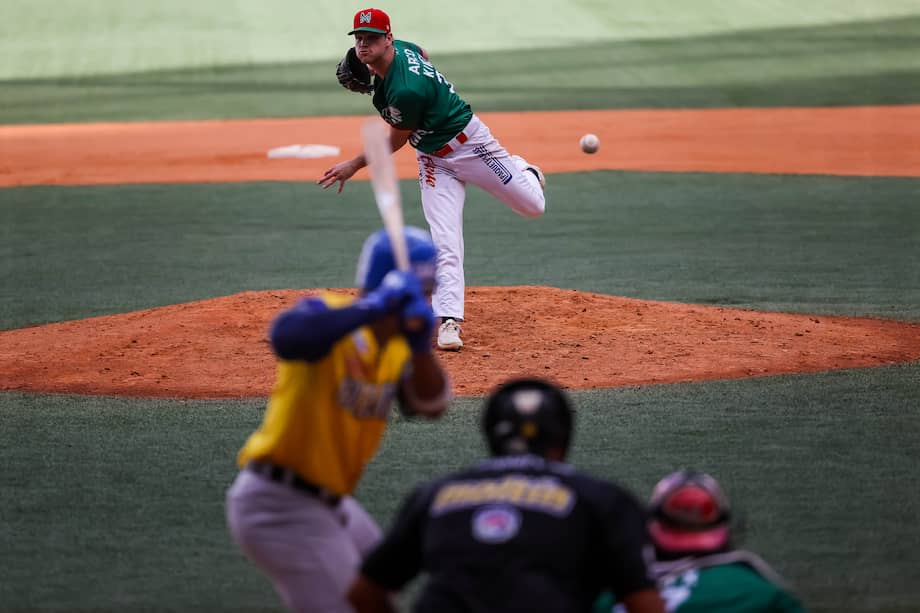 El pícher Jeffrey Patrick Kinley de los Cañeros de Mochis de México lanza contra los Vaqueros de Montería de Colombia en la Serie del Caribe.
