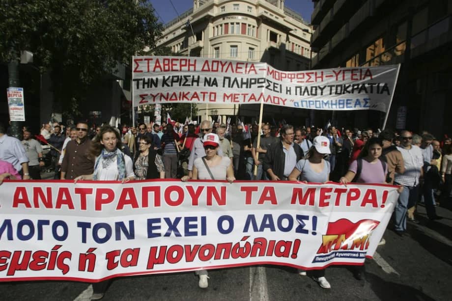 Miembros del sindicato comunista PAME se manifiestan en el centro de Atenas, en Grecia/ EFE