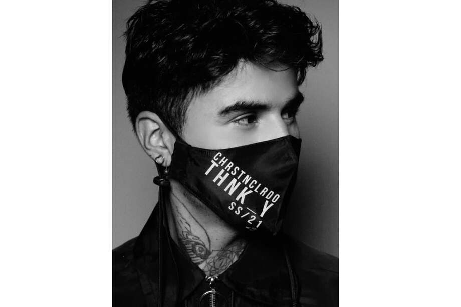 El diseñador lanzó una colección que cuenta con prendas de protección.