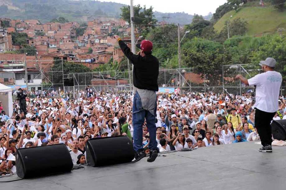 Los raperos de la Comuna 13 han organizado varios eventos, como el de la foto, para rechazar la violencia. / Luis Benavides
