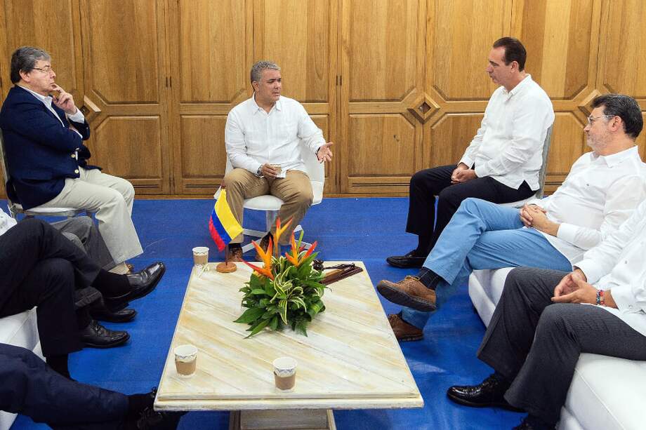 El presidente Iván Duque (c), en un encuentro con los jueces de la Corte Interamericana de Derechos Humanos (CIDH), Eduardo Ferrer Mac-Gregor (2d) y Humberto Sierra Porto (d), en Barranquilla. / EFE
