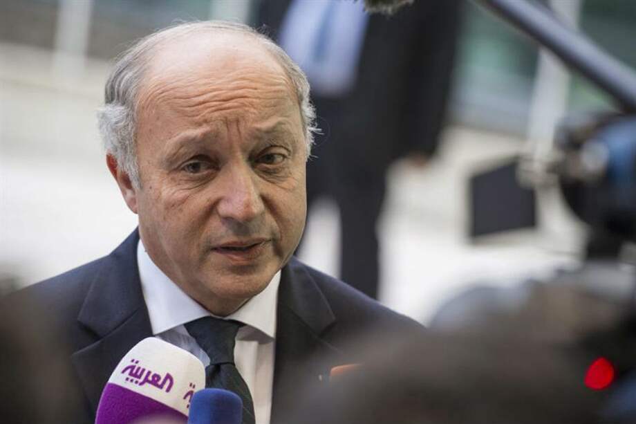 El ministro de Asuntos Exteriores Laurent Fabius declaró que Francia ha convocado de forma "inmediata" al embajador de EE.UU. en París, Charles Rivkin, para que dé explicaciones sobre las últimas informaciones acerca del espionaje a que fueron sometidos, entre otros, empresarios y políticos franceses.