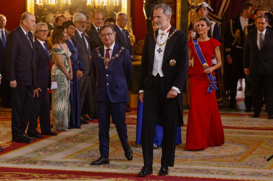 El rey Felipe VI acompañado por el presidente de Colombia, Gustavo Petro, a su llegada a la cena de gala que se celebró en honor del mandatario colombiano en el Palacio Real de Madrid. EFE/Juanjo Martín.