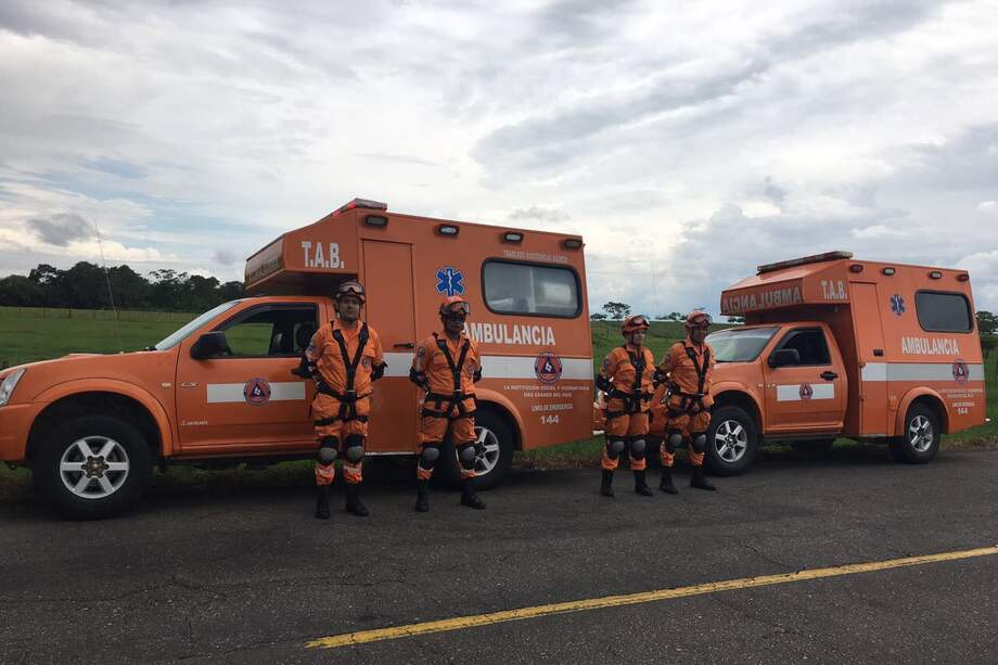 Dos ambulancias junto al equipo médico que salieron hoy para la zona veredal de Mesetas, en el Meta. / Oficina del Alto Comisionado para la Paz