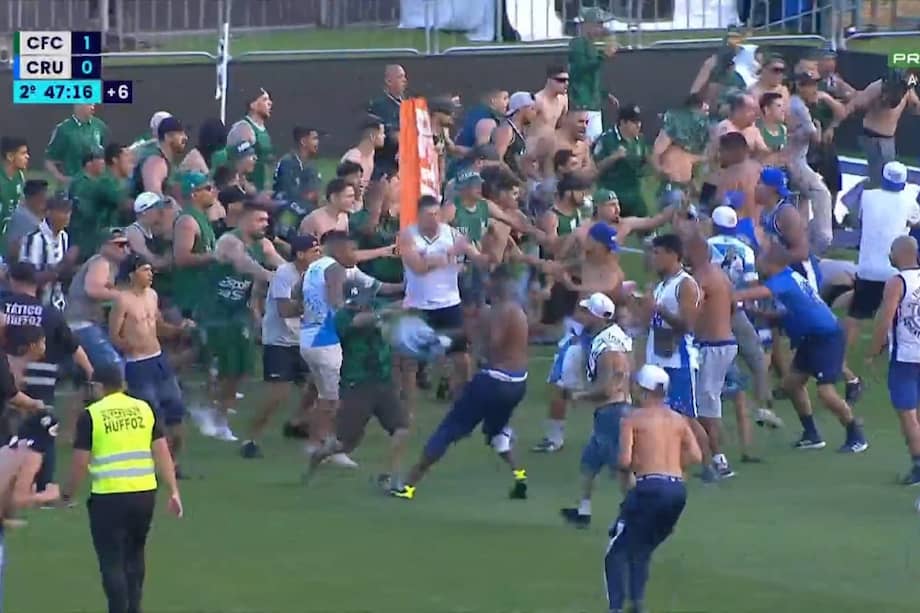 Hinchas de Coritiba y Cruzeiro se enfrentaron en pleno partido del Brasileirao