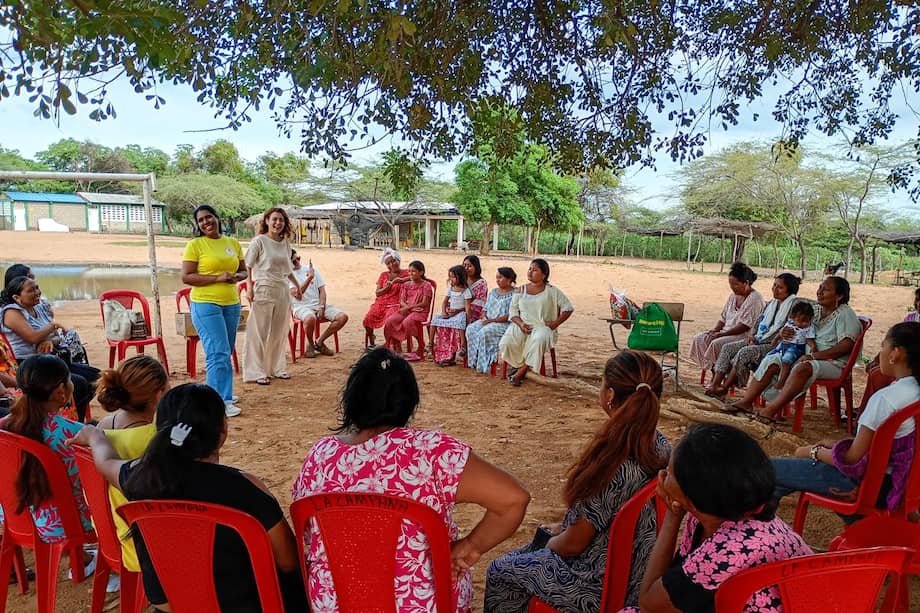 Su trabajo consiste en desinstalar prácticas violentas que han existido por décadas en comunidades de Maicao, como el matrimonio infantil, la dote o las violencias contra las mujeres.