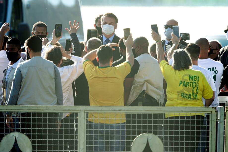 El presidente de Brasil, Jair Bolsonaro, junto a un grupo de sus seguidores.