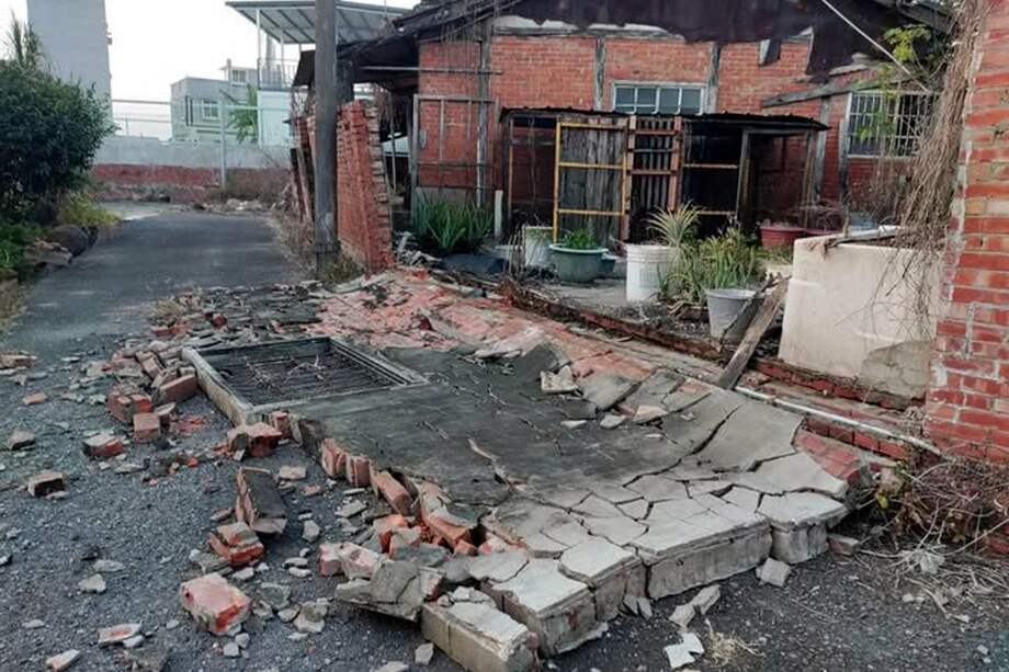 Esta imagen muestra el derrumbe de una pared de una casa después de un terremoto en el municipio de Lucao, condado de Chiayi, el 21 de enero de 2025.