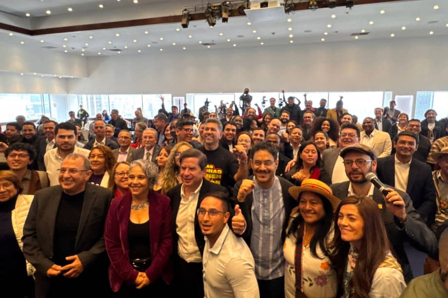 Iván Cepeda junto a la coalición Alianza por la Vida.