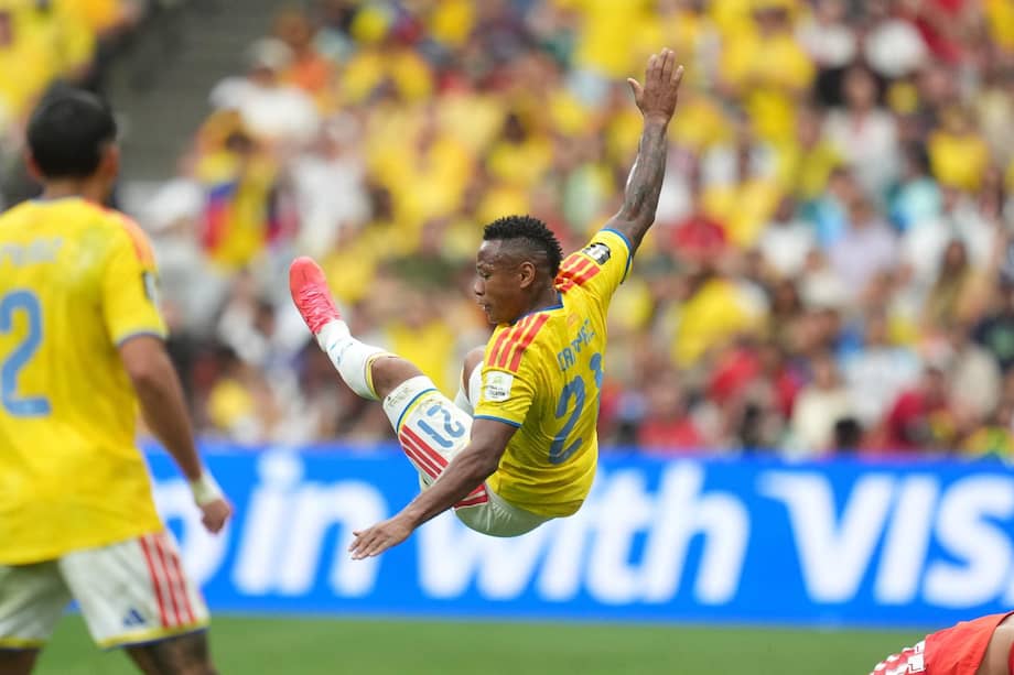 Jáminton Campaz intenta una volea en el partido de Colombia contra Suiza.