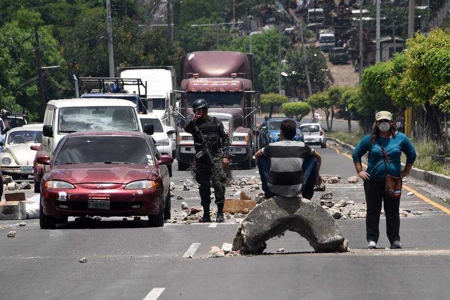 Transportadores en Honduras bloquean las calles exigiendo al gobierno bajar los precios de los combustibles. / AFP