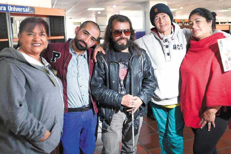 Norma Castro, Felipe Bedoya, Jimmy León, Carolina Ramírez y Martha Delgado son algunos de los 1.200 visitantes que la visitan cada día. / Cristian Garavito