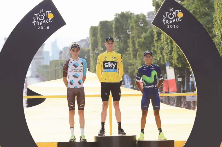 Nairo Quintana (der.), en el tercer escalón del podio. Chris Froome fue primero y Romain Bardet, segundo. /AFP
