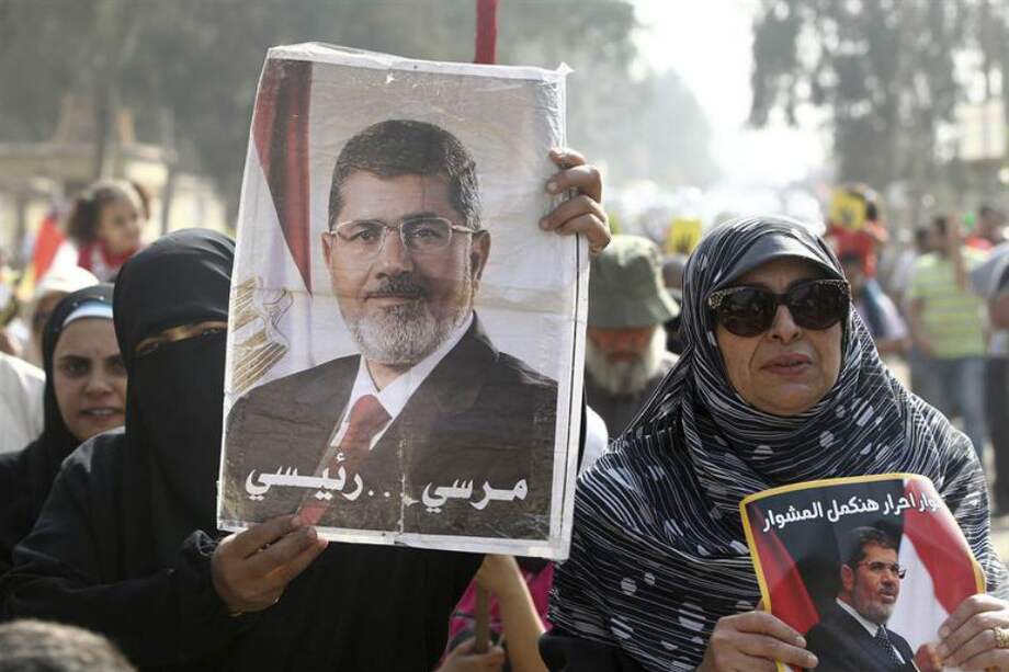 Simpatizantes del depuesto presidente egipcio Mohamed Mursi muestran pancartas con su retrato durante unas protestas en El Cairo