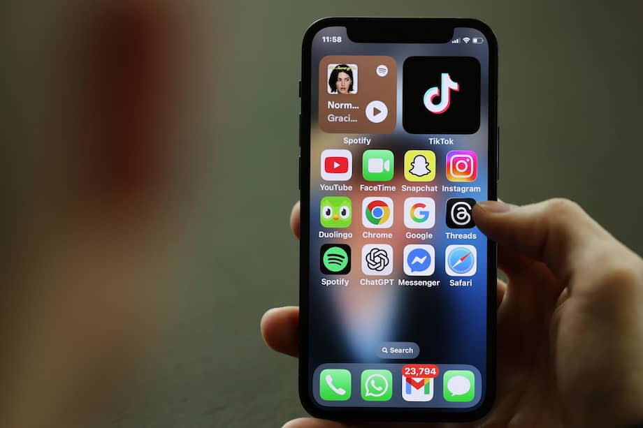 Imagen de referencia de distintas aplicaciones de redes sociales, como Instagram y TikTok, en un iPhone.