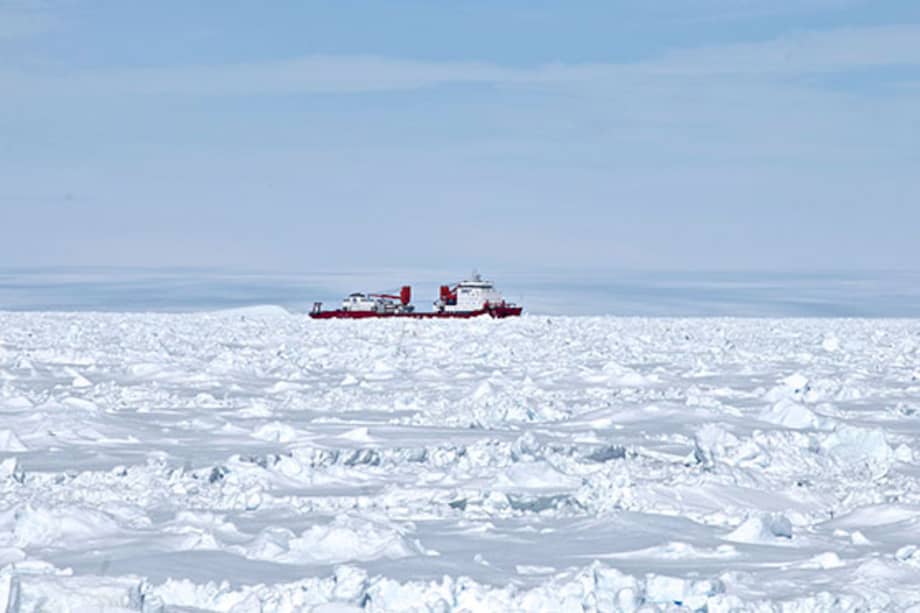 Buque chino que ayudó a pasajeros de barco ruso quedó bloqueado en la Antártida