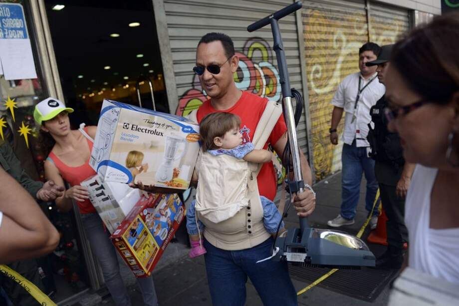 La avalancha de compradores ante la baja de precios en Venezuela no se hizo esperar./ AFP