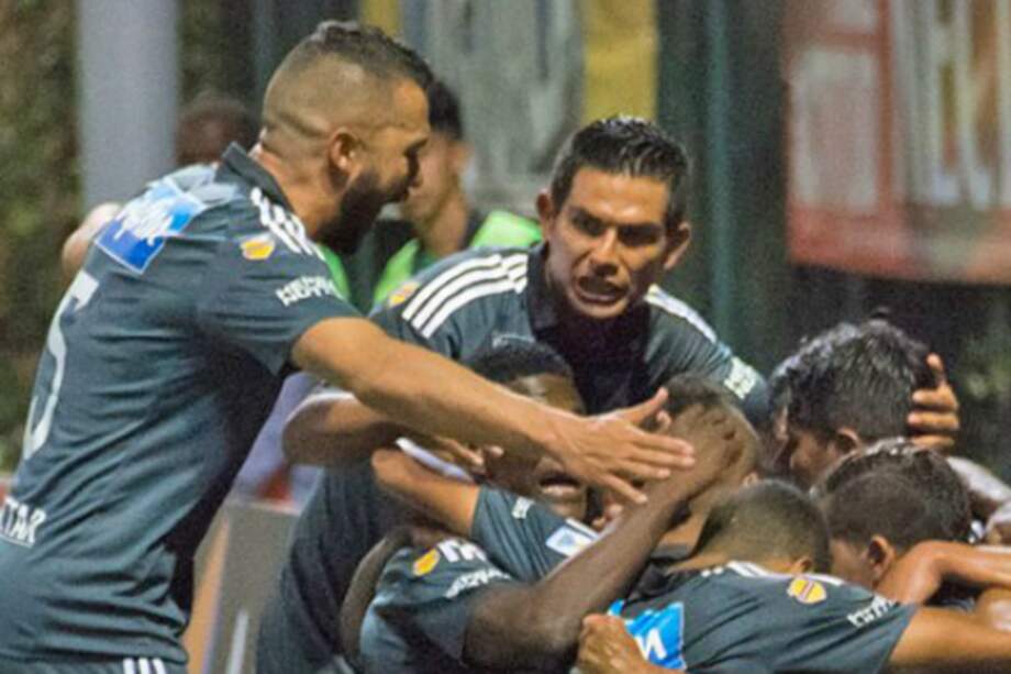 Los jugadores de Millonarios celebran el gol de Ayron del Valle que abrió el marcador frente a Santa Fe. / @MillosFCoficial