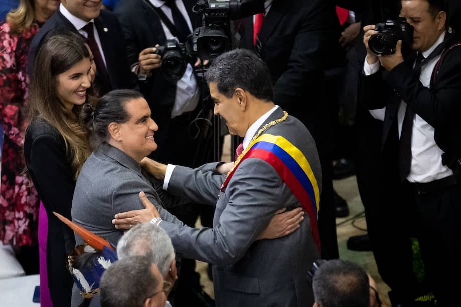 El presidente venezolano, Nicolás Maduro (c), saluda al empresario colombiano Alex Saab (i), liberado recientemente por EE.UU. en un acuerdo con el Gobierno venezolano, antes de presentar su rendición de cuentas ante la Asamblea Nacional (AN, Parlamento), de contundente mayoría oficialista, hoy, en Caracas (Venezuela).