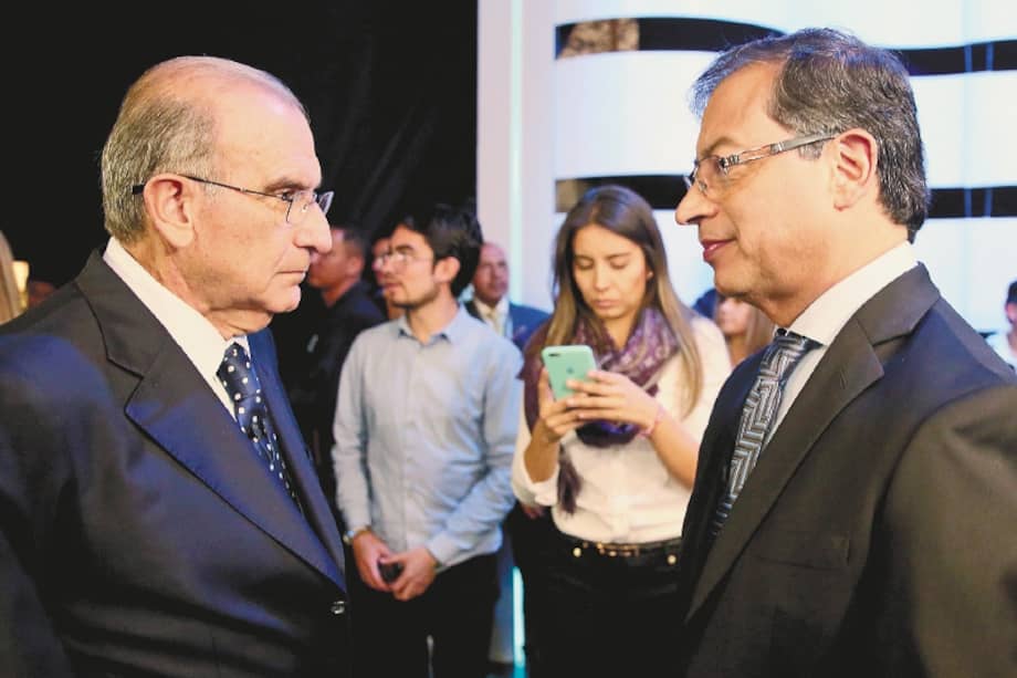 Los entonces candidatos Humberto de la Calle (i) y Gustavo Petro (d) antes de un debate presidencial de 2018. EFE/LEONARDO MUÑOZ